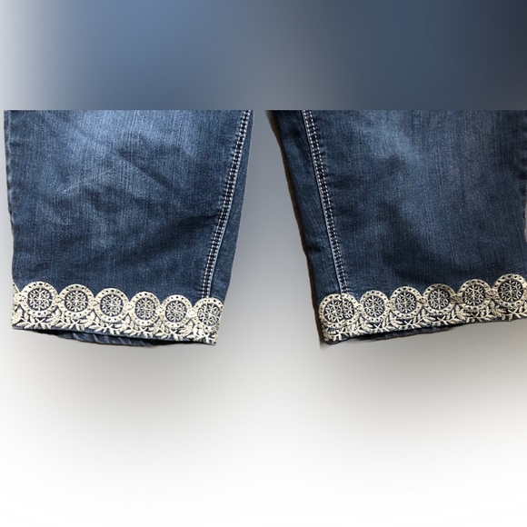 Women’s Christopher & Banks Capri Jeans - Picture 2 of 7